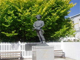 Alexander Cameron Statue - Find Attractions 0