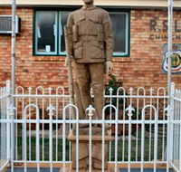 Soldier Statue Memorial Chinchilla - Find Attractions