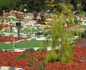 18 Hole Mini Golf - Club Husky - Find Attractions 0