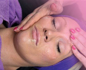 Club MMM! Day Spa - Find Attractions 3