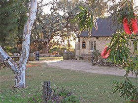 Overland Corner Hotel - Find Attractions 1