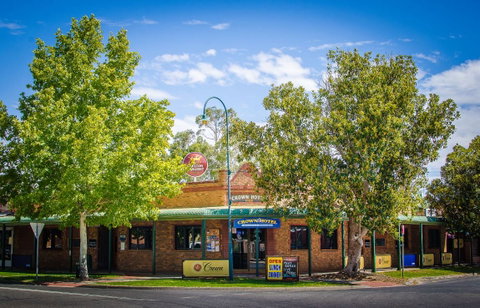 Crown Hotel Wentworth - Find Attractions 0