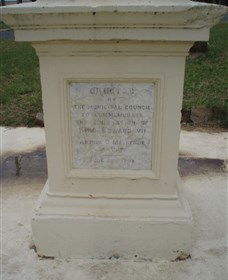 The Coronation Lamp Memorial - Find Attractions 1