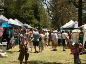 Broadbeach Art And Craft Markets - Find Attractions 1