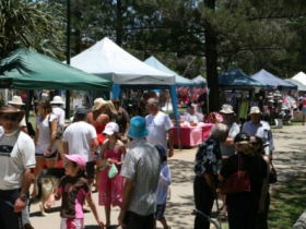 Broadbeach Art And Craft Markets - Find Attractions 3