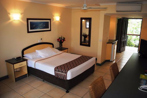 Bay Village Tropical Retreat - Find Attractions 0