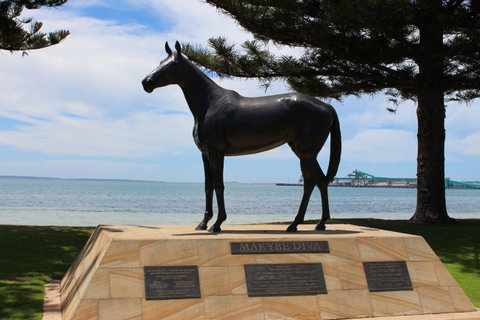 Makybe Diva Statue - Find Attractions 0