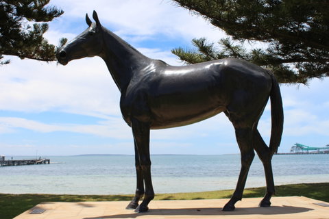 Makybe Diva Statue - Find Attractions 1