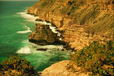 Island Rock And Natural Bridge - Find Attractions 0