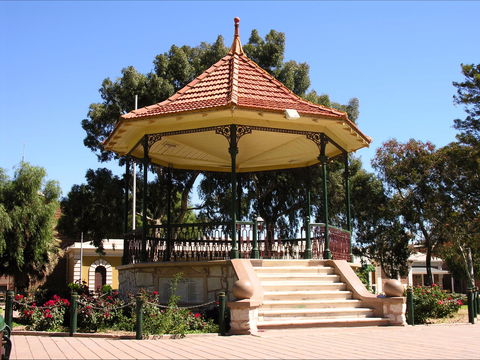 Gladstone Square - Find Attractions 0