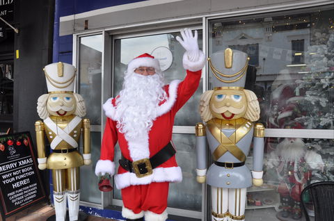 Mrs Claus And Santa - Find Attractions 0