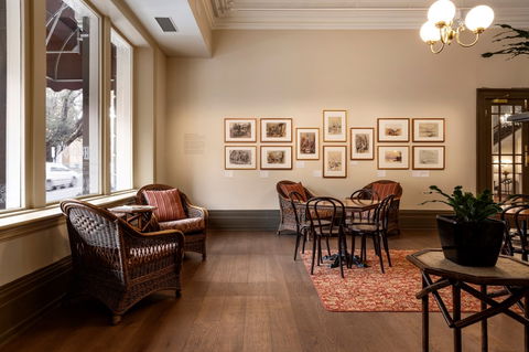 Howard Hadley Gallery - Find Attractions 0