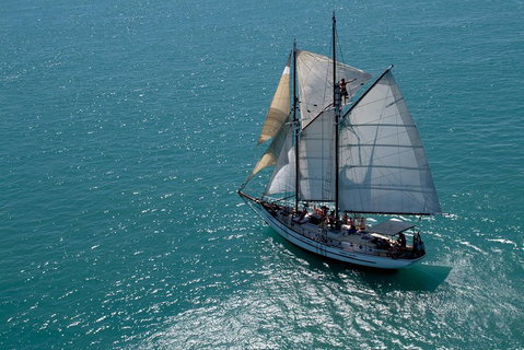 Whitehaven Beach Sailing And Snorkeling Cruise - Find Attractions 1