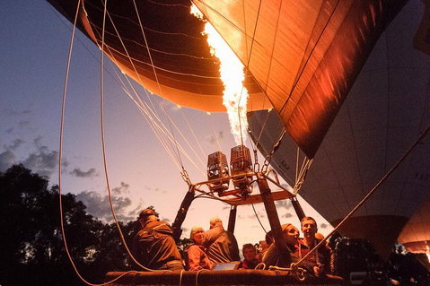 Melbourne Sunrise Balloon Flight & Champagne Breakfast - Find Attractions 4
